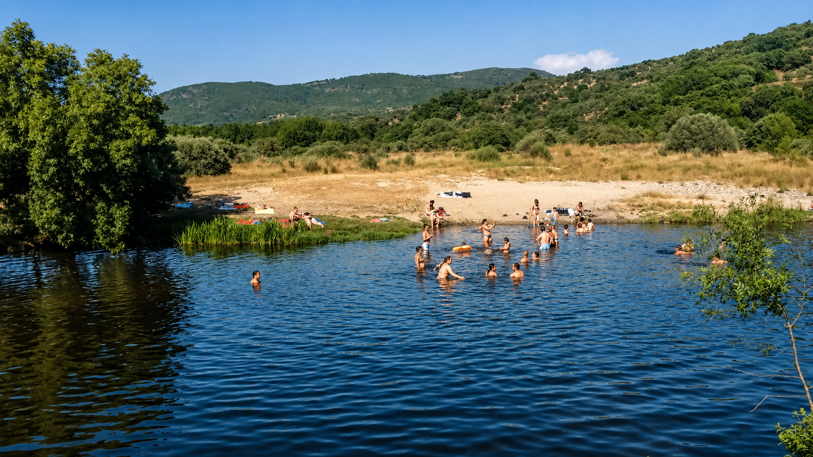 Vista general con gente bañándose en Sotoserrano