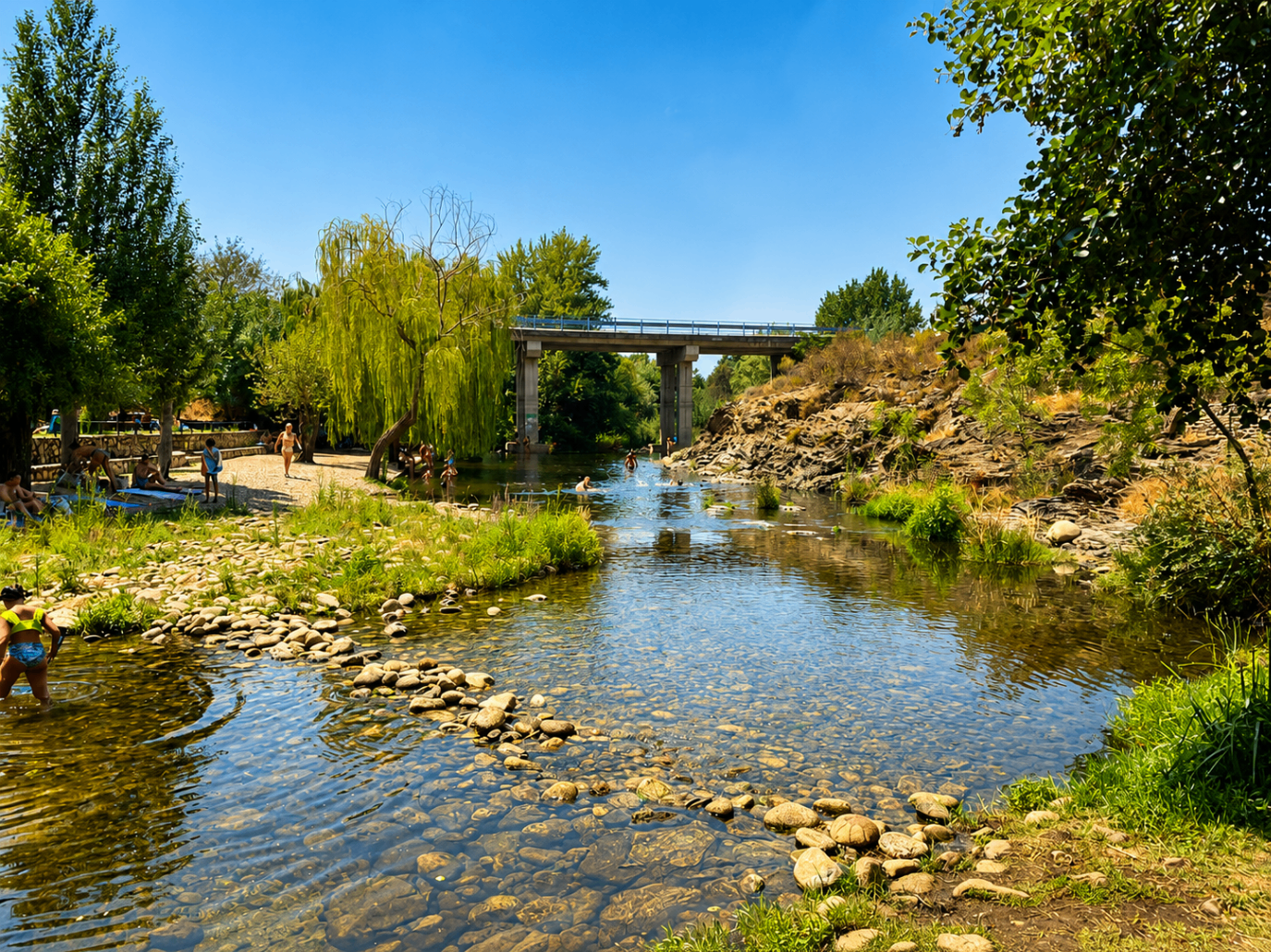 Tramo del río y entorno de la piscina natural