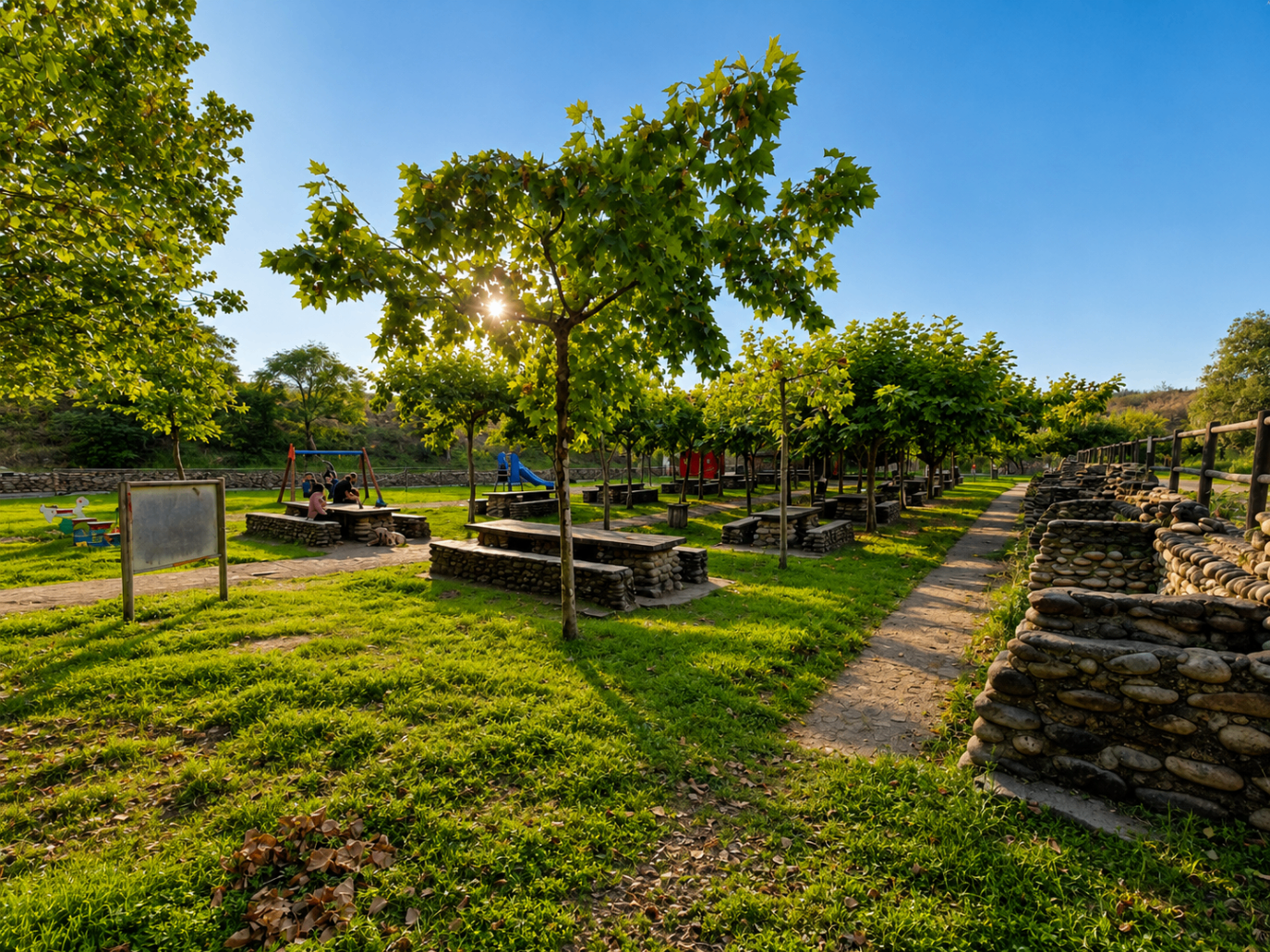Merenderos y zona verde junto a la piscina natural