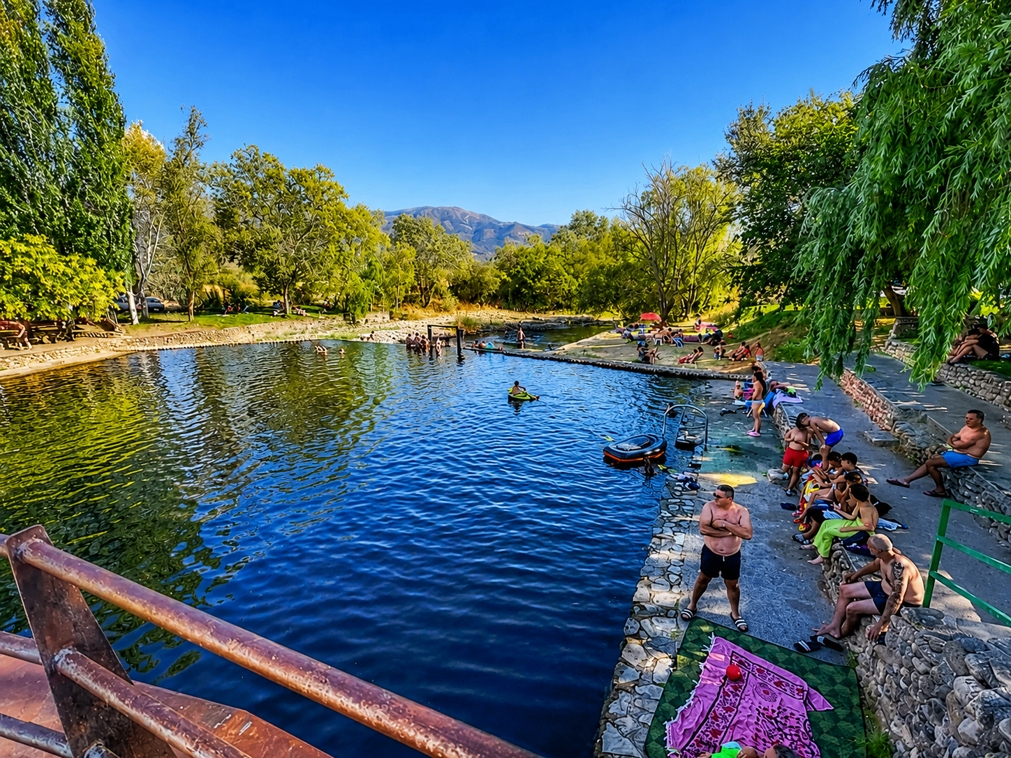 Vista amplia del río y la piscina natural de La Granja