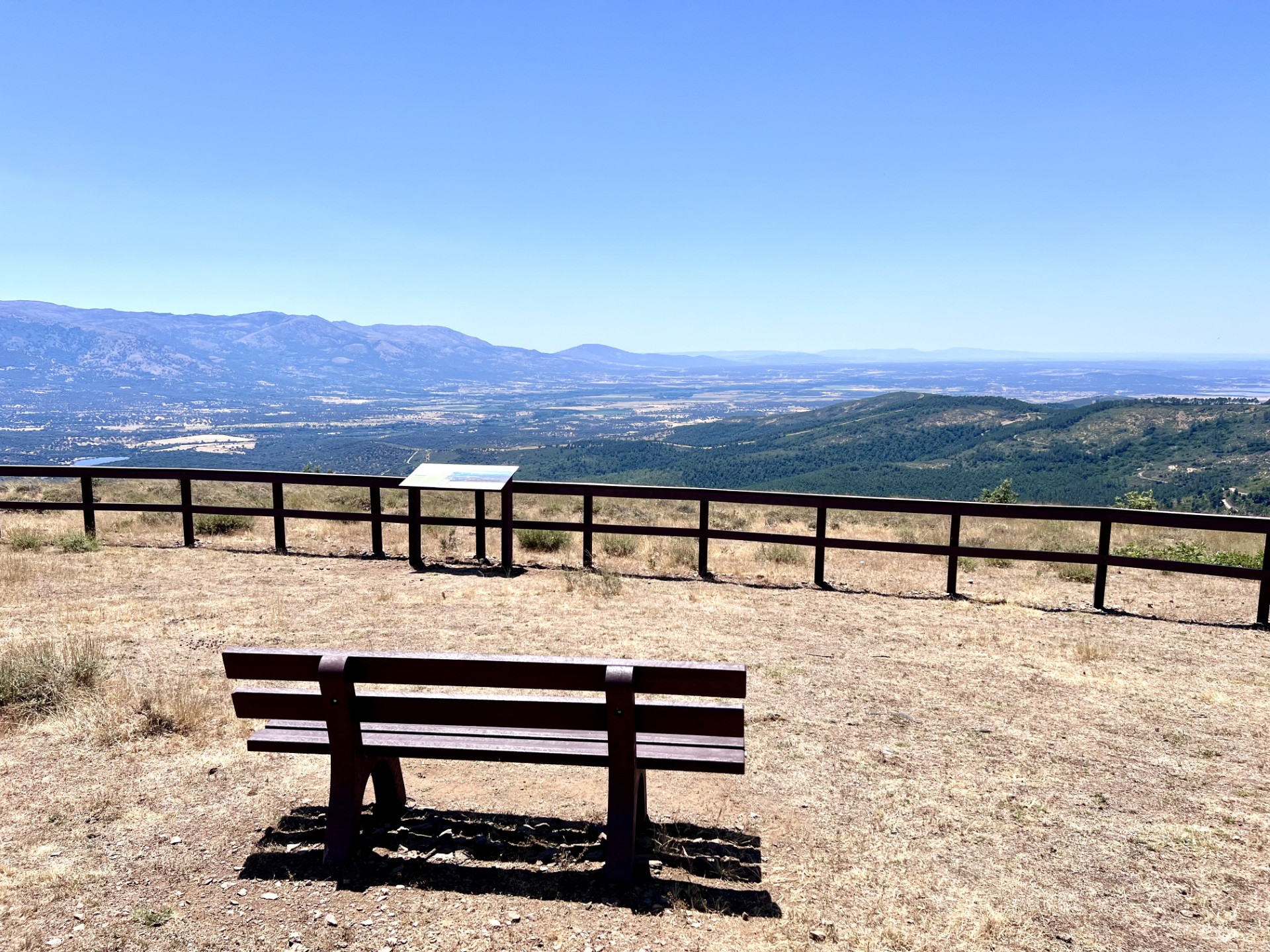 Banco con vistas panorámicas del Balcón de Extremadura
