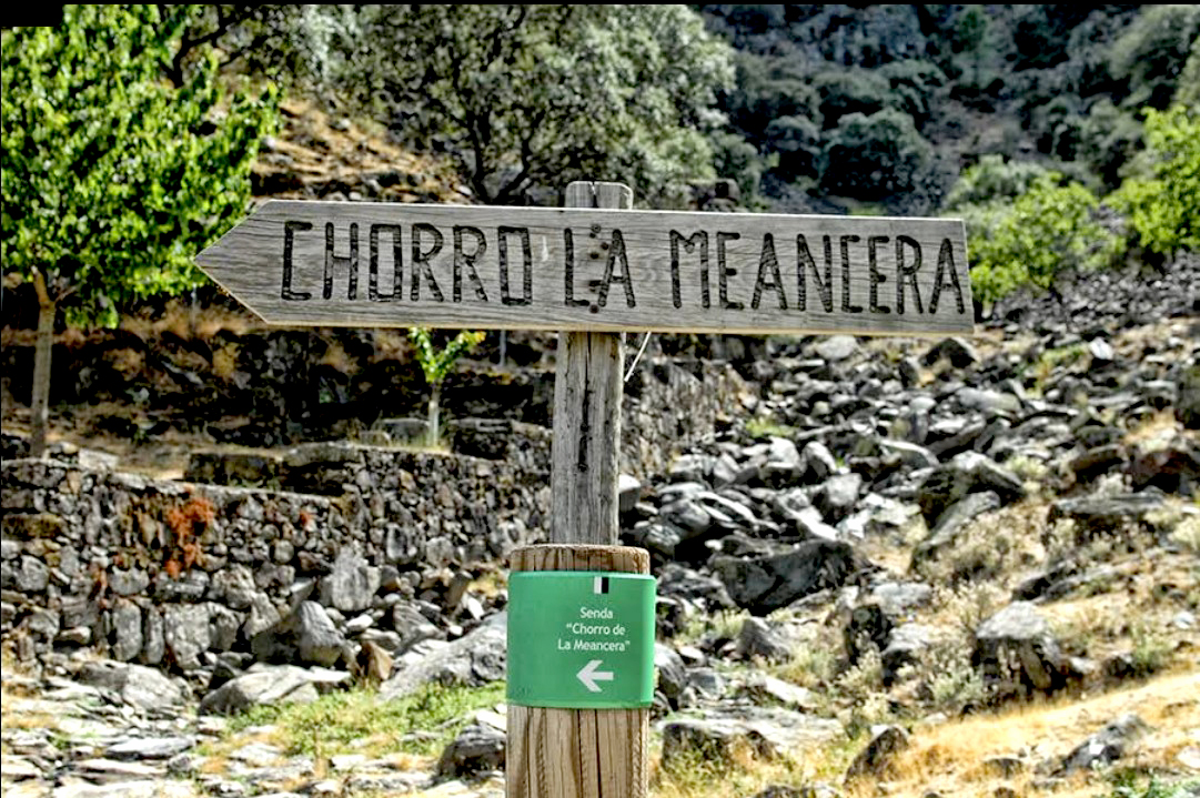 Cartel de madera del Chorro de la Meancera