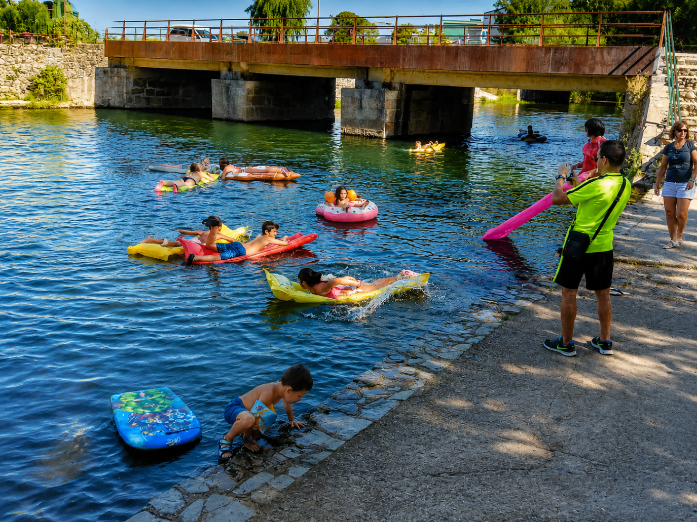 Zona de baño con gente en la piscina natural de La Granja