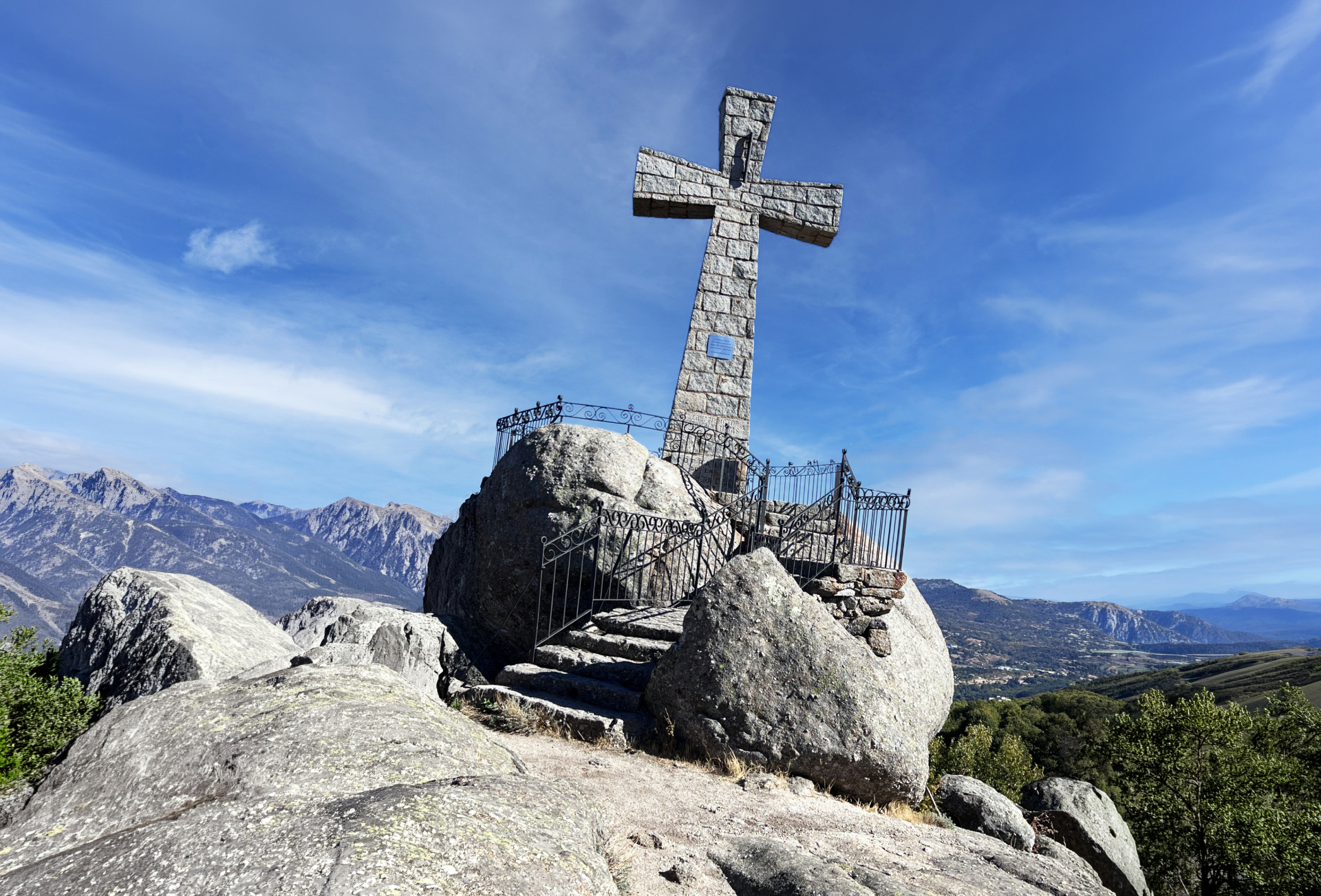 Peña de la Cruz y roca equilibrada