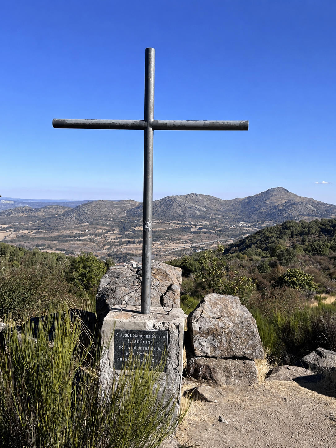Cruz con vistas abiertas al paisaje