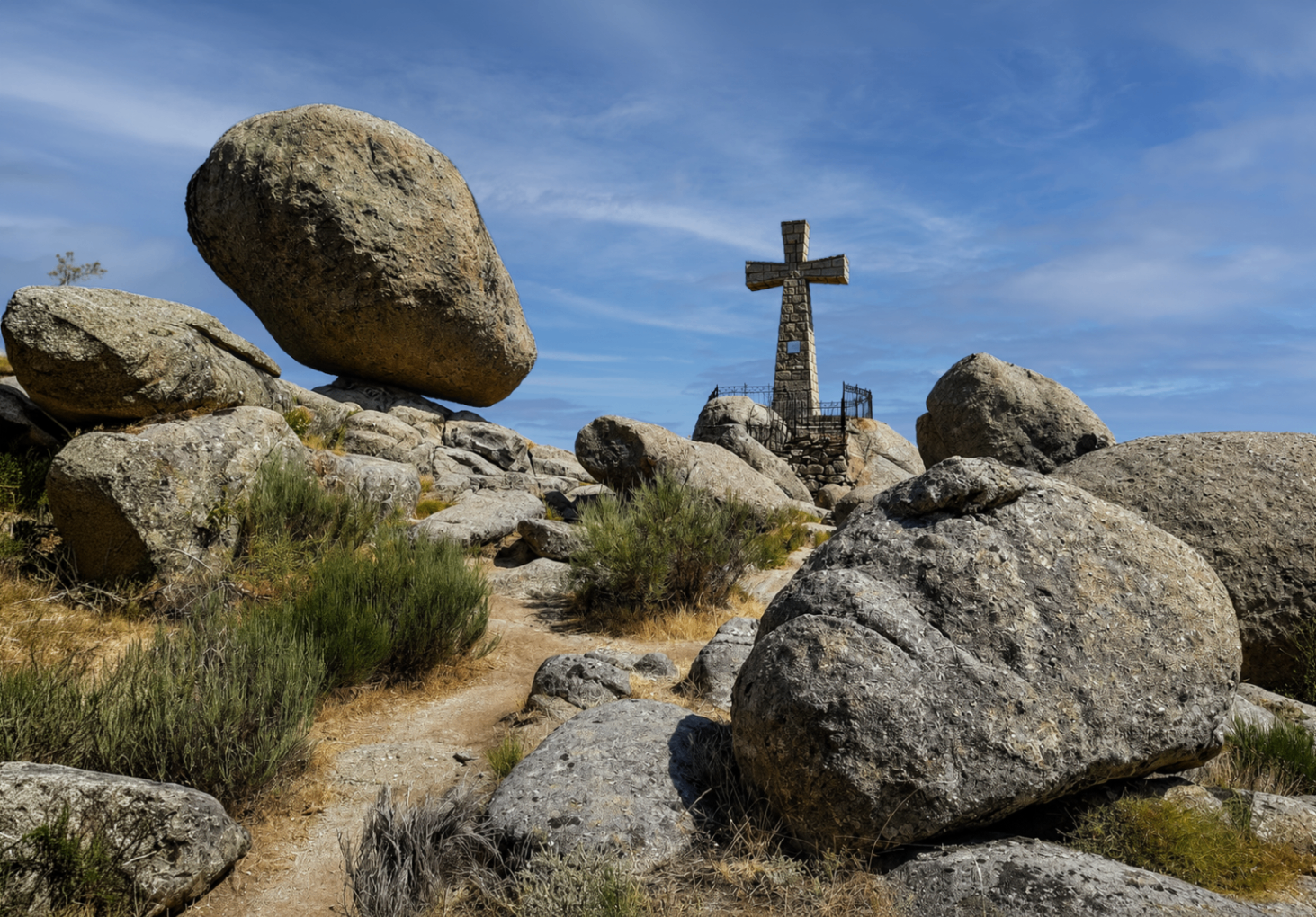 Roca equilibrada junto a la Peña de la Cruz