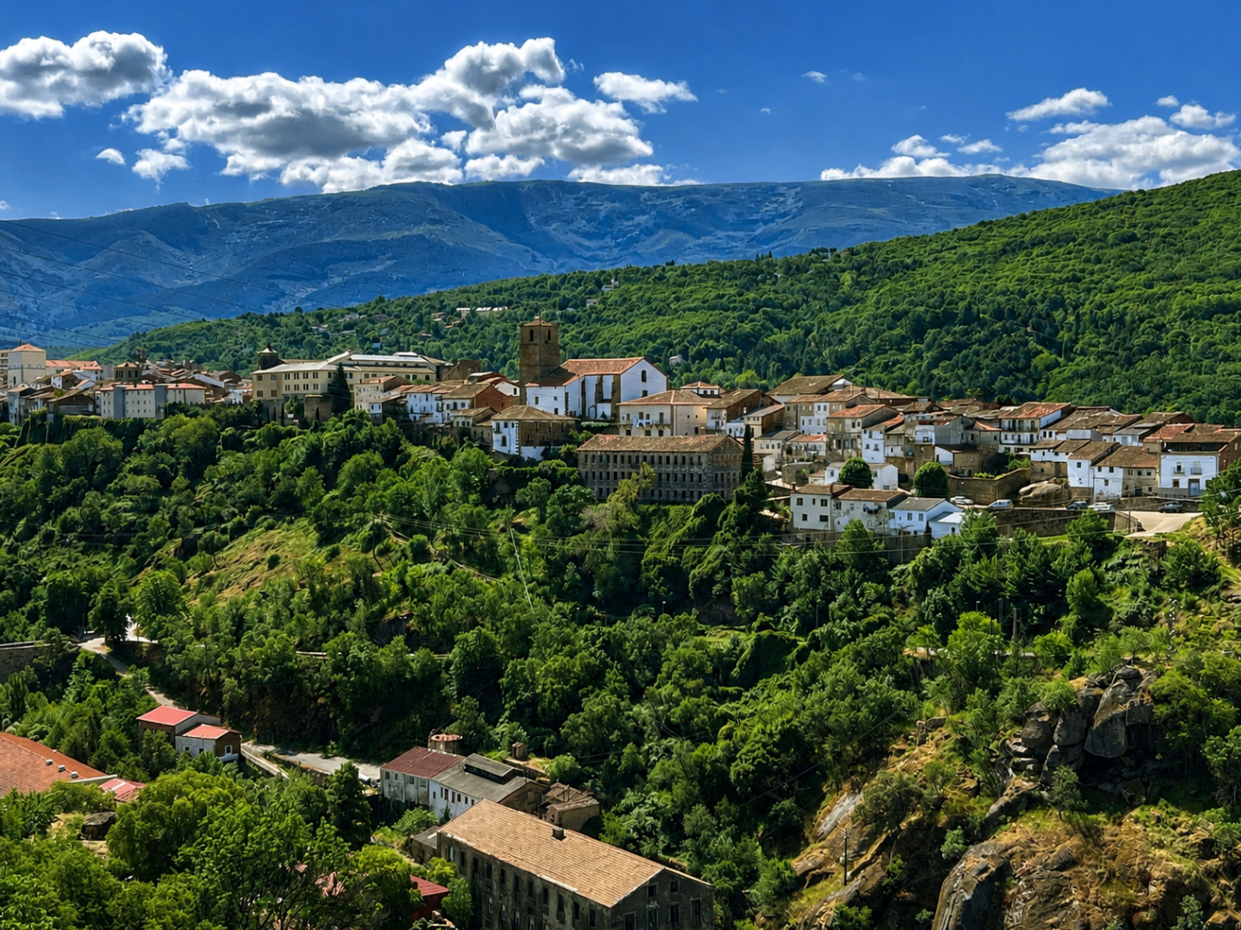 Vista general del entorno, el pueblo y la sierra