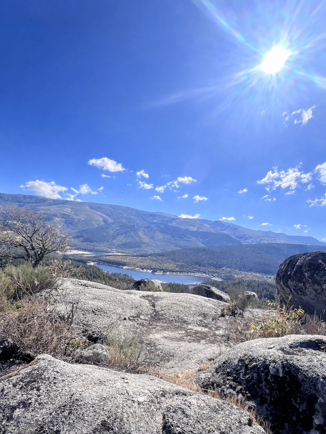Vistas hacia el embalse y la sierra